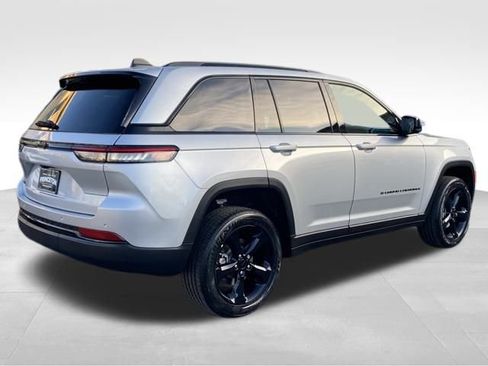 New 2025 Jeep Grand Cherokee Altitude image 7