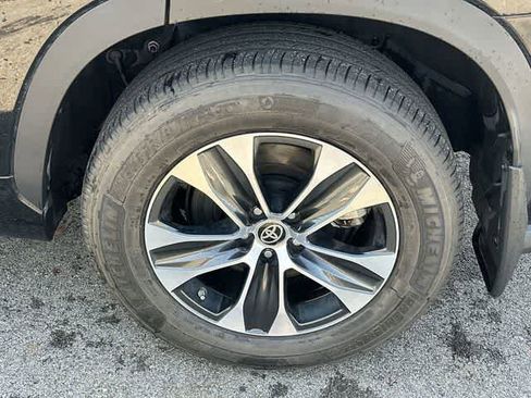 Used 2024 Toyota Highlander XLE AWD/4WD image 5