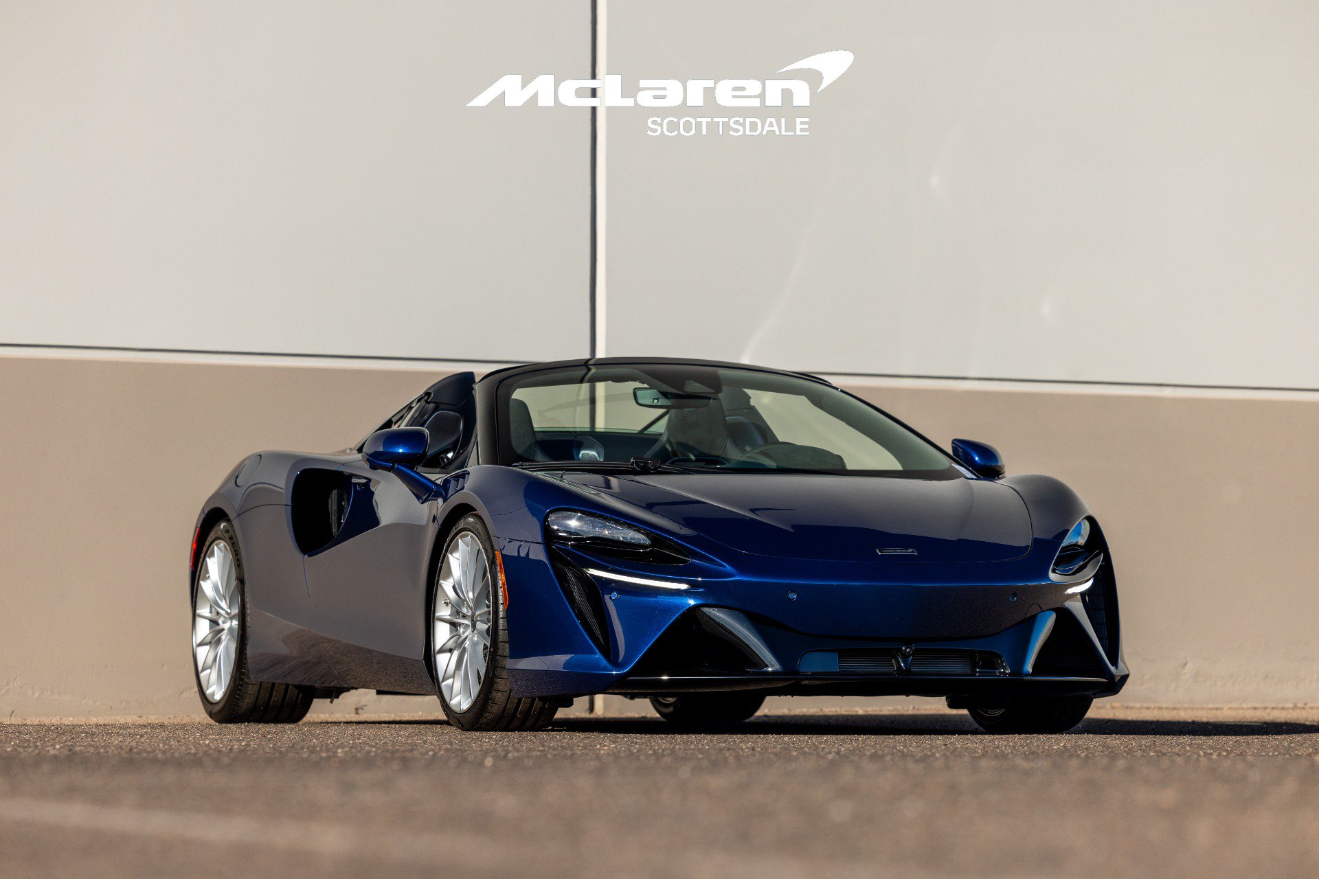 Used 2025 McLaren Artura Spider RWD image 12