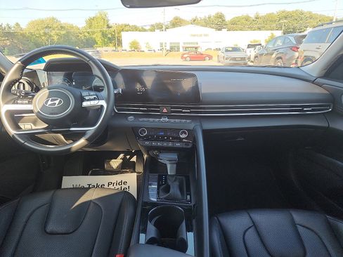 Certified 2025 Hyundai Elantra Limited FWD image 9