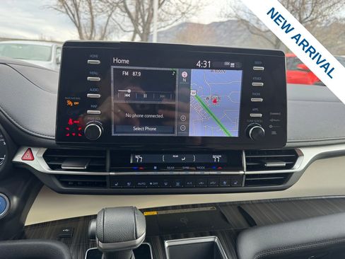 Used 2024 Toyota Sienna Limited image 22