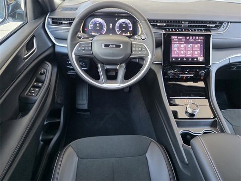 New 2025 Jeep Grand Cherokee Altitude image 12