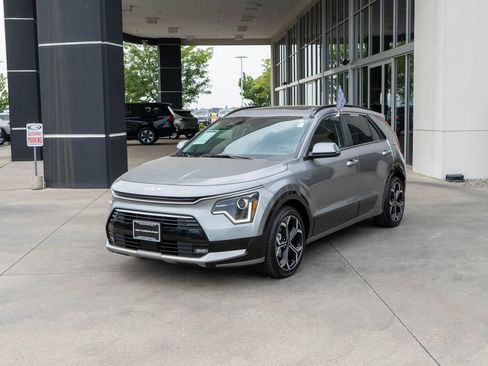 Certified 2024 Kia Niro EX Touring FWD image 3
