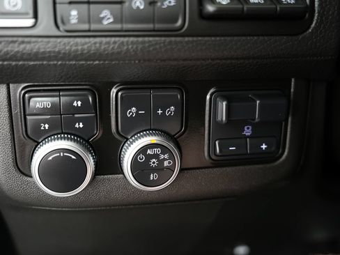 Used 2021 GMC Yukon XL Denali w/ Denali Premium Package AWD/4WD image 22