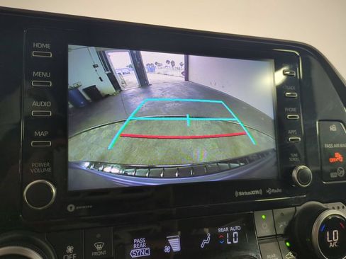 Used 2021 Toyota Highlander XLE FWD image 27