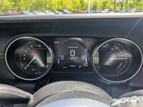 Used 2023 Jeep Wrangler Unlimited Sahara w/ Cold Weather Group AWD/4WD image 23