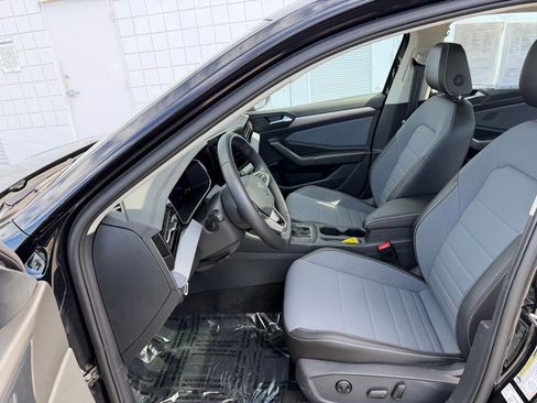 Certified 2025 Volkswagen Jetta SE w/ Sunroof Package image 15