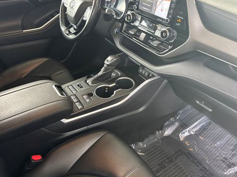 Used 2020 Toyota Highlander XLE image 18