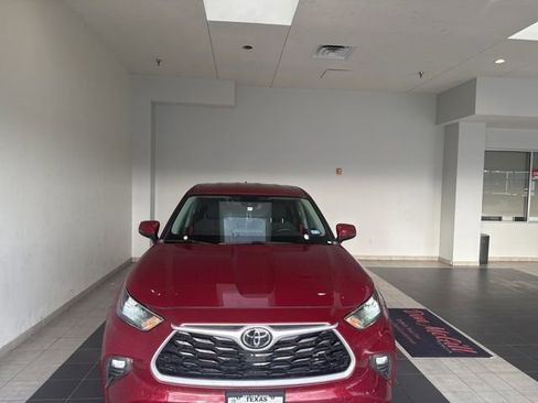 Used 2023 Toyota Highlander LE FWD image 3