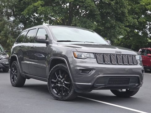 Used 2019 Jeep Grand Cherokee Altitude AWD/4WD image 2