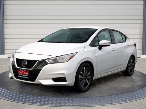 Used 2021 Nissan Versa SV image 3