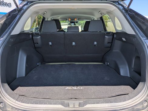 Used 2019 Toyota RAV4 LE w/ Carpet Mat Package image 7