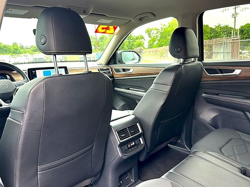 Used 2025 Volkswagen Atlas SE FWD image 17
