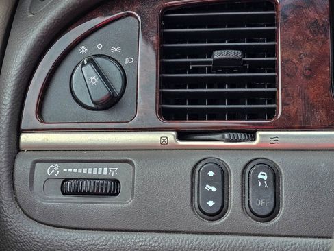 Used 2006 Lincoln Town Car Signature Limited image 21