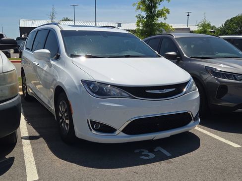 Used 2019 Chrysler Pacifica Touring-L Plus FWD image 4