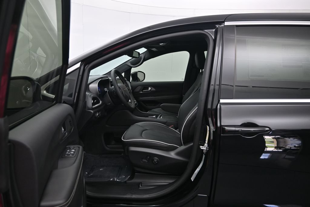New 2027 Chrysler Pacifica Limited w/ Family Tech Group FWD image 22