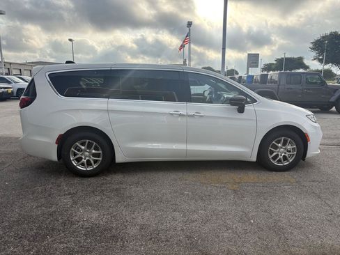 New 2026 Chrysler Pacifica Select FWD image 8