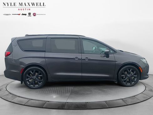 Used 2019 Chrysler Pacifica Touring Plus w/ Advanced Safetytec Group FWD image 17