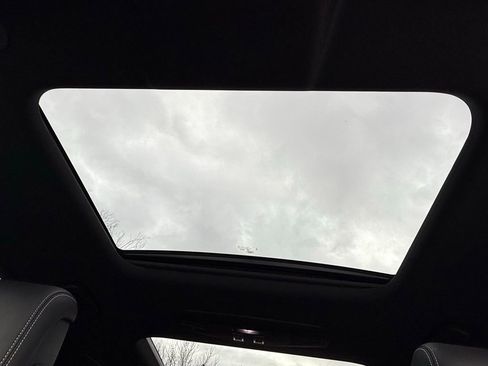 Certified 2025 Land Rover Discovery Dynamic SE image 30