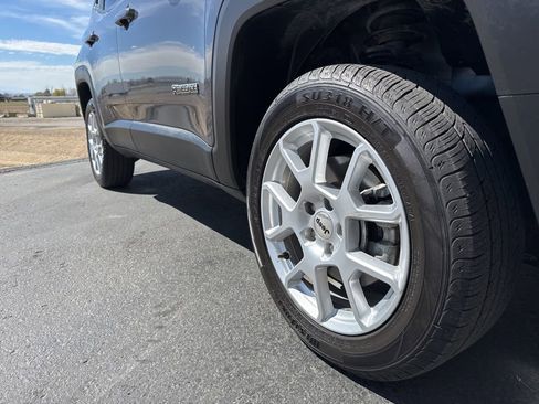 Used 2023 Jeep Renegade Latitude image 8