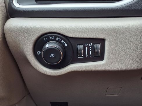 Used 2024 Chrysler Pacifica Touring-L FWD image 20