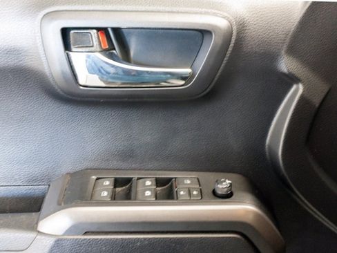 Used 2020 Toyota Tacoma TRD Off-Road image 11