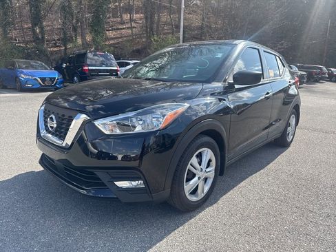 Used 2020 Nissan Kicks S image 3