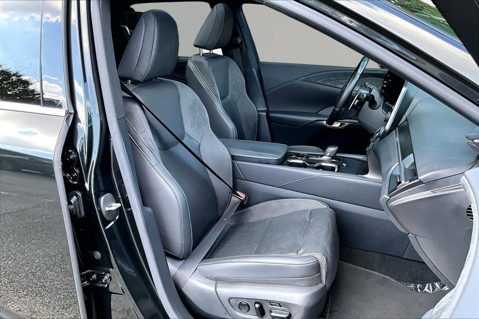 Used 2025 Lexus RX 450h AWD w/ Convenience Package image 17