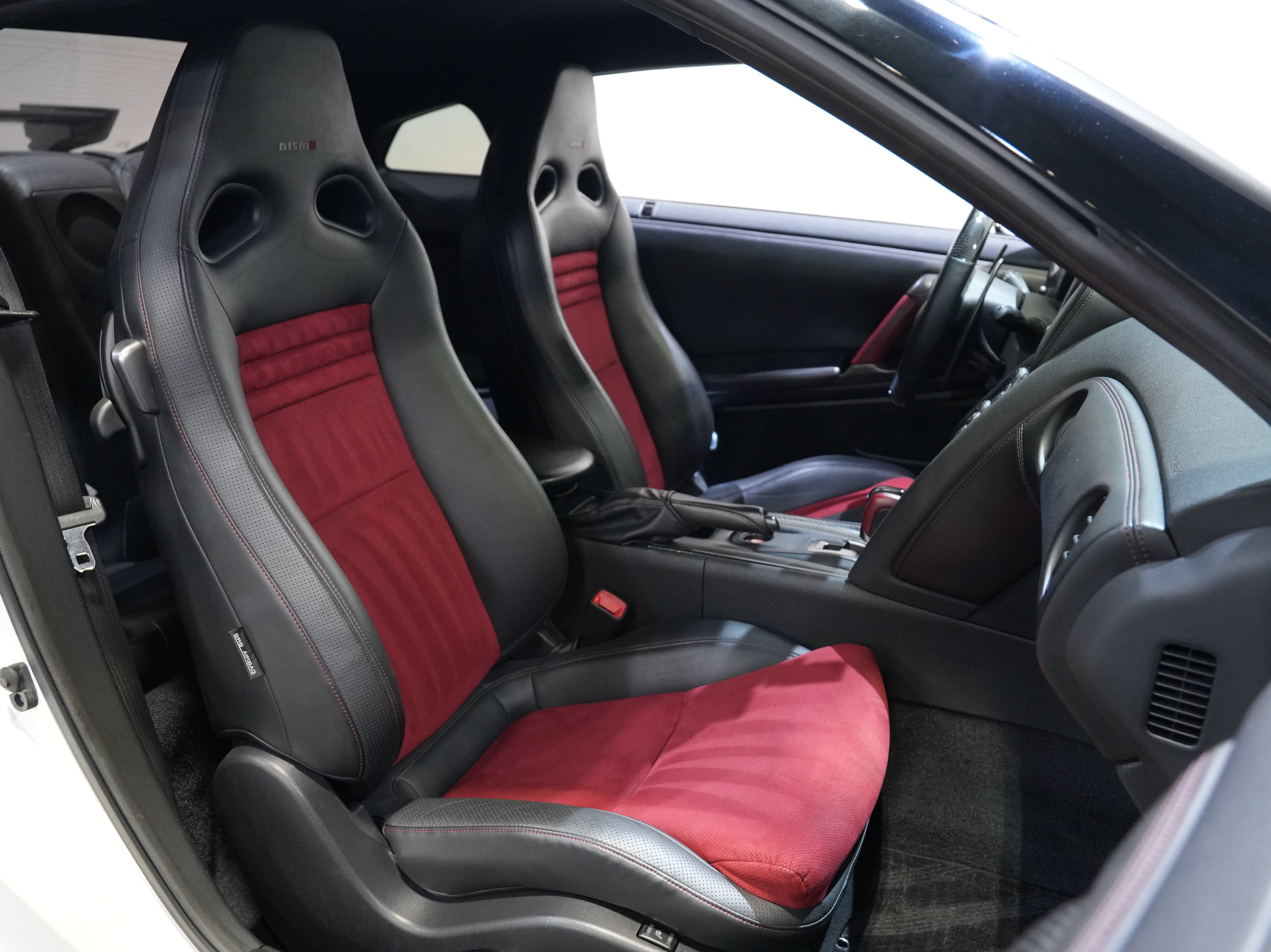 Used 2016 Nissan GT-R NISMO AWD/4WD image 32