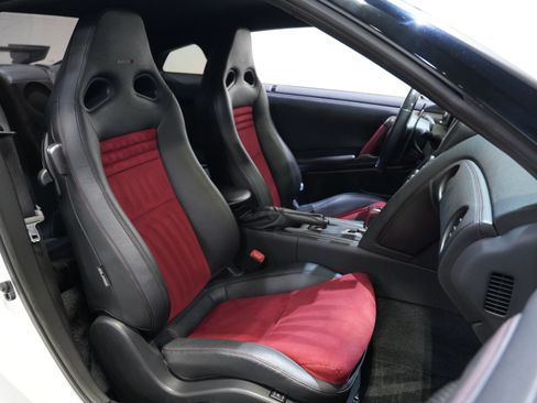 Used 2016 Nissan GT-R NISMO AWD/4WD image 32