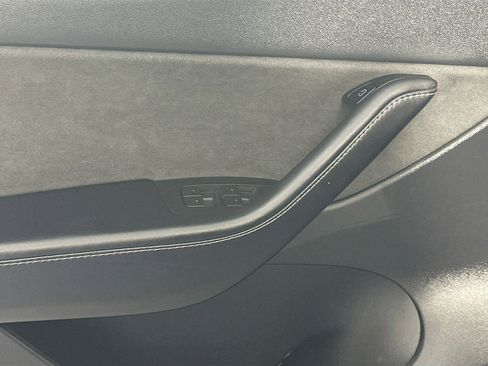 Used 2022 Tesla Model Y Long Range image 15