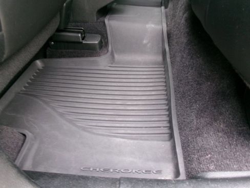 Used 2019 Jeep Cherokee Latitude Plus w/ Comfort/Convenience Group image 31