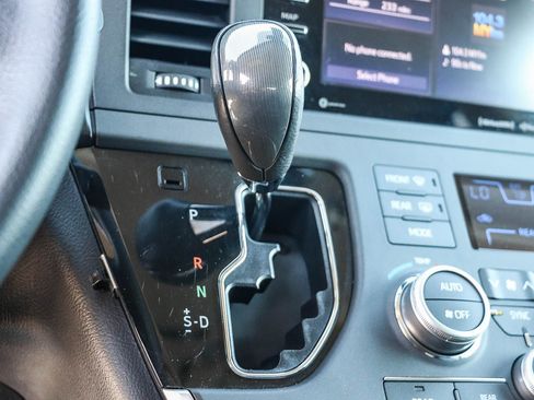 Certified 2020 Toyota Sienna SE w/ Nightshade Edition FWD image 20