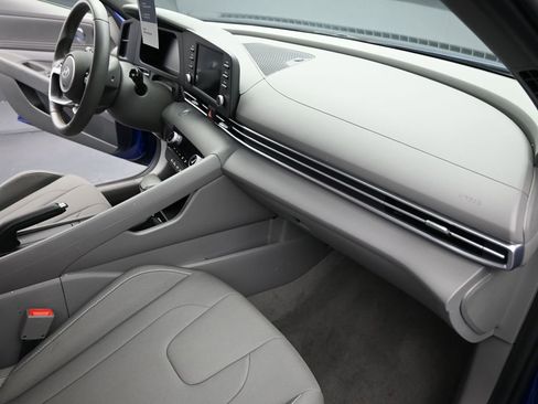 Certified 2025 Hyundai Elantra Sport image 38