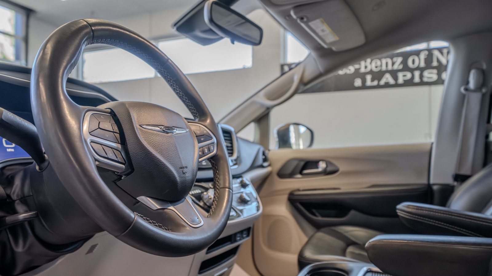 Used 2023 Chrysler Pacifica Touring-L FWD image 7