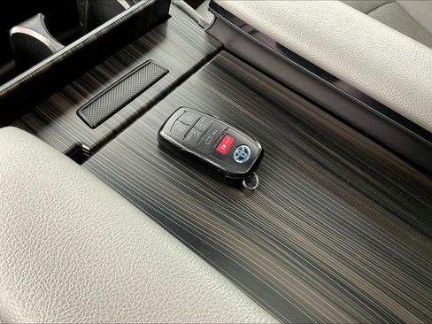 Used 2022 Toyota Sienna Limited image 36