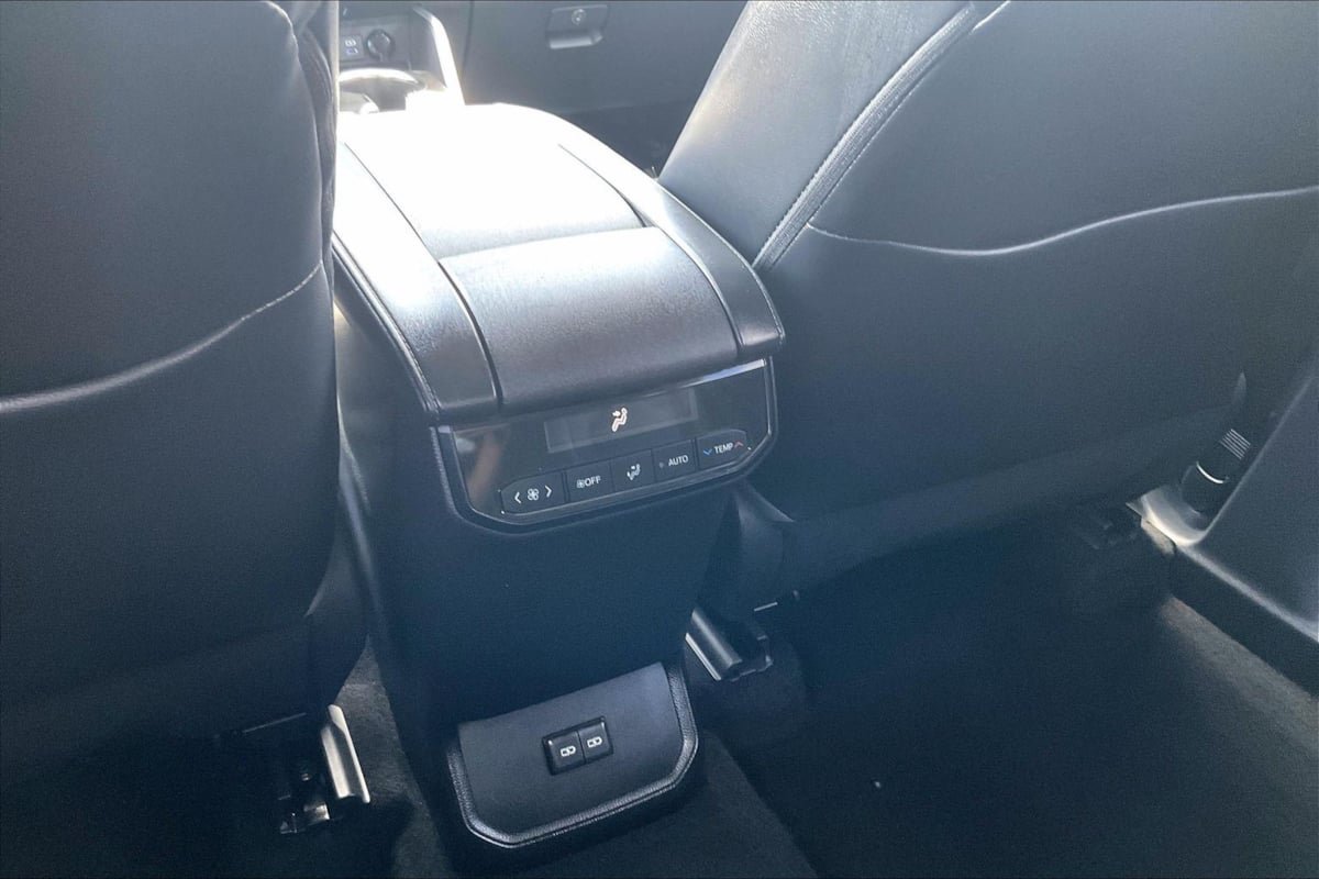 Used 2022 Toyota Highlander XLE AWD/4WD image 32