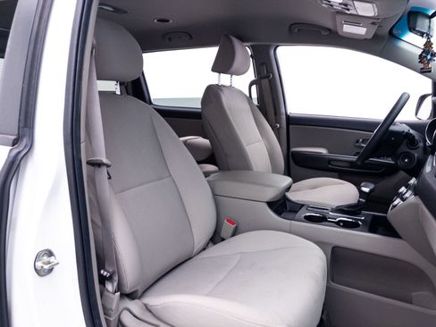 Used 2019 Kia Sedona LX FWD image 30