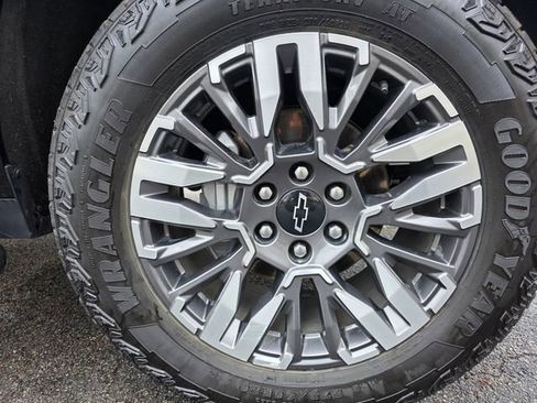 Used 2025 Chevrolet Suburban Z71 AWD/4WD image 7