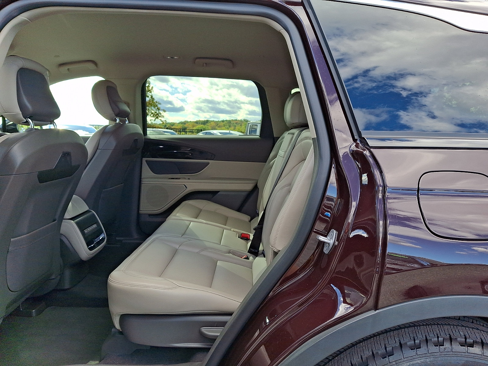 Used 2024 Lincoln Nautilus Premier AWD/4WD image 11