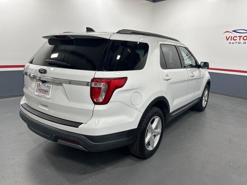 Used 2019 Ford Explorer XLT FWD image 3