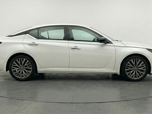 Used 2025 Nissan Altima 2.5 SV image 11