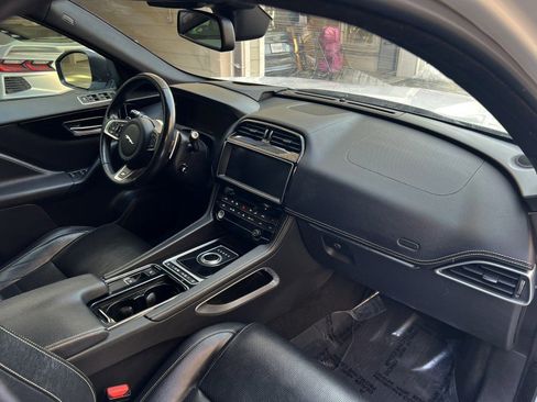 Used 2018 Jaguar F-PACE R-Sport image 31