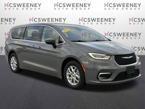 Used 2023 Chrysler Pacifica Touring-L image 7