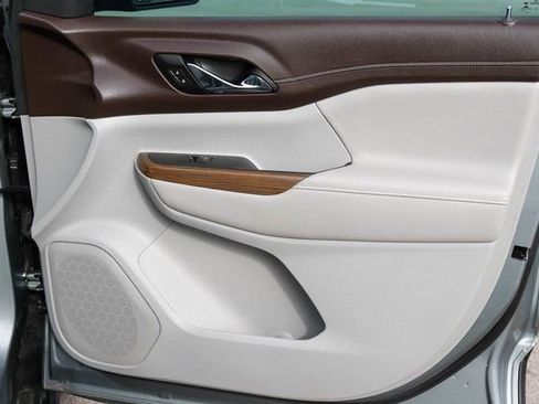 Used 2023 GMC Acadia SLE w/ Driver Convenience Package image 17