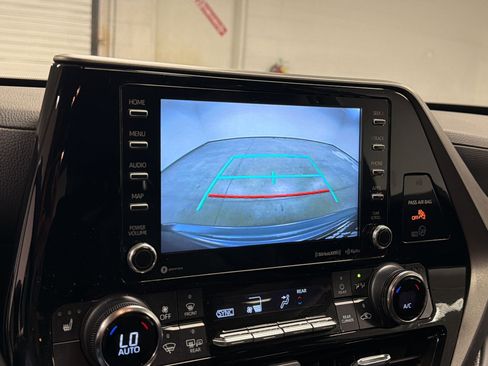 Used 2022 Toyota Highlander XLE FWD image 24