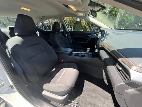 Used 2025 Nissan Altima 2.5 SV FWD image 36