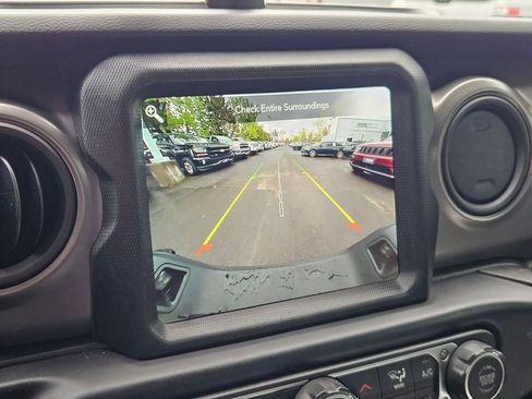 Certified 2023 Jeep Gladiator Sport AWD/4WD image 24