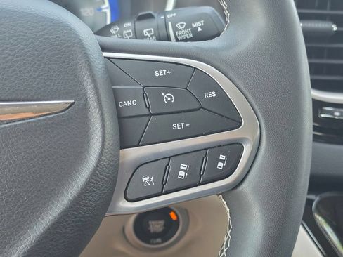 Certified 2024 Chrysler Pacifica Touring-L FWD image 35