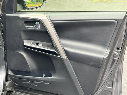 Used 2018 Toyota RAV4 Limited FWD image 22